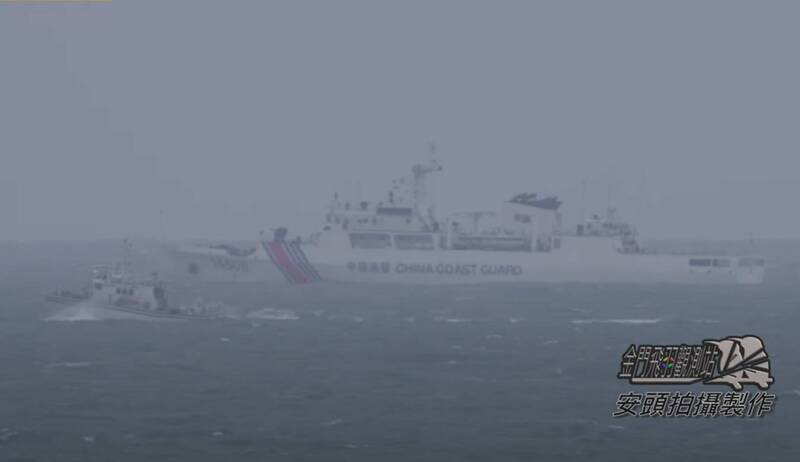 中國海警船逼近 金門海巡艇不畏噸位差距緊跟