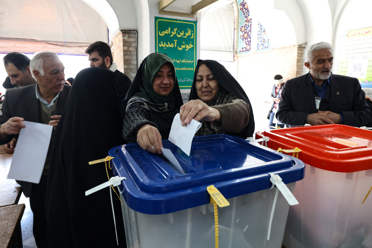 非官方報告指伊朗選舉投票率約40% 伊斯蘭革命以來最低