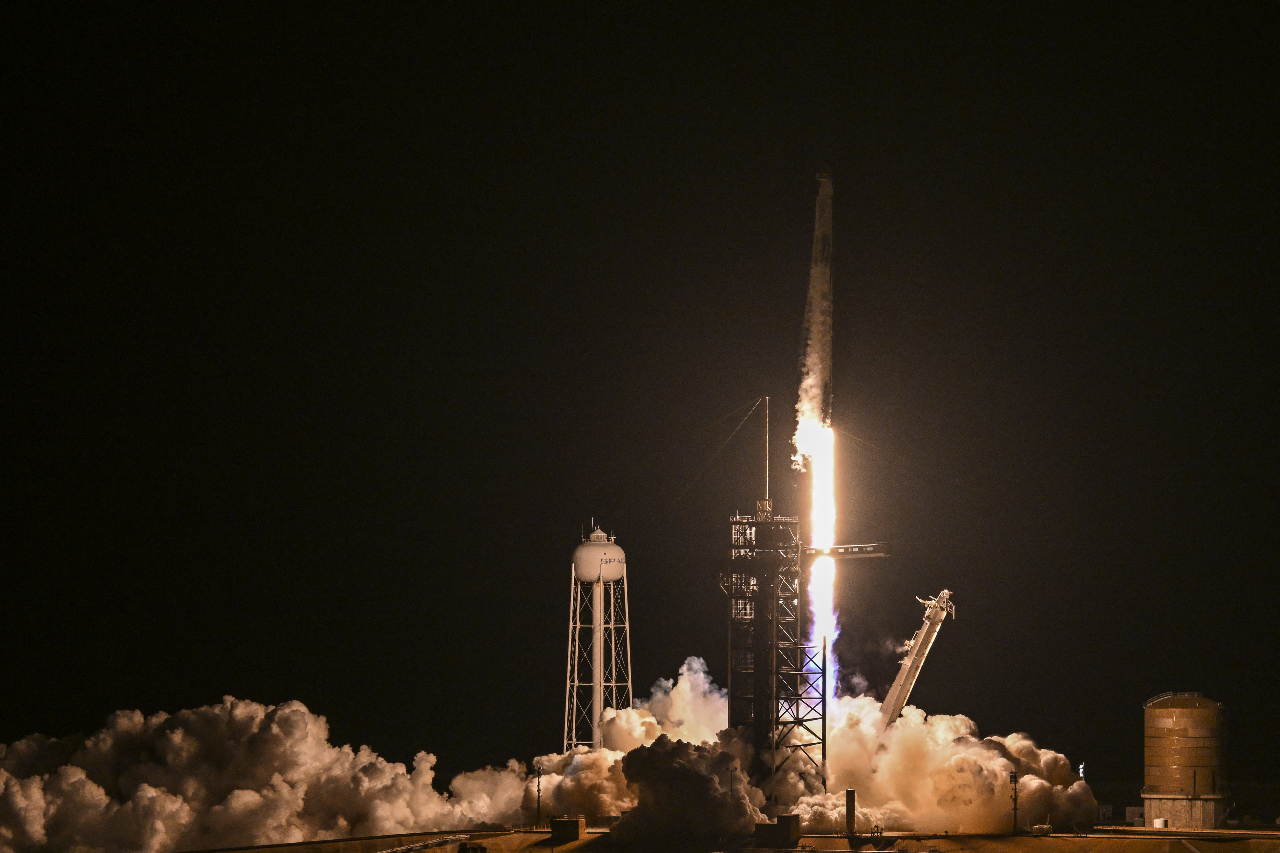 SpaceX火箭發射升空 載送美俄太空人飛往國際太空站