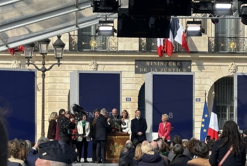 法國墮胎權入憲 首度公開國璽封印儀式見證歷史
