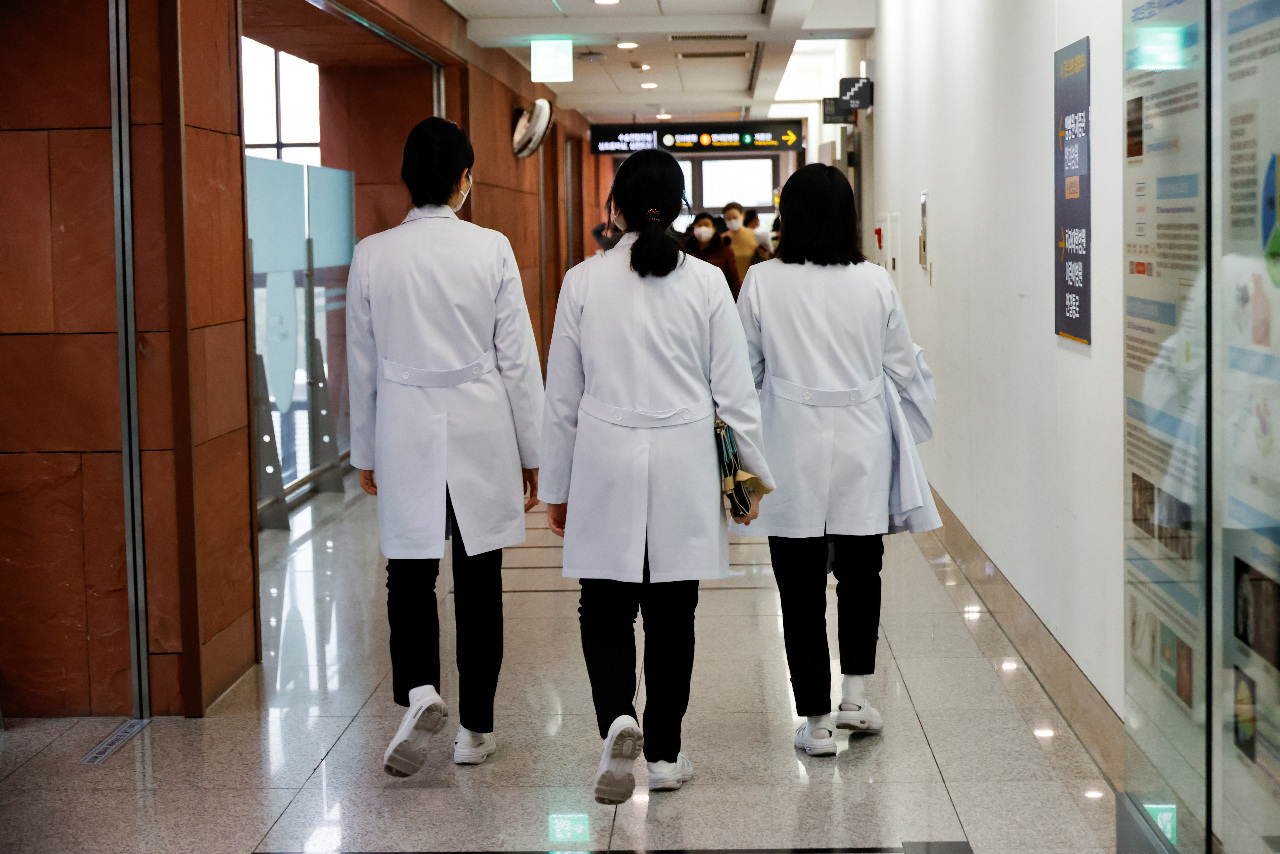 南韓醫界罷工再升高 首爾多家大學醫院教授今起無限期停職