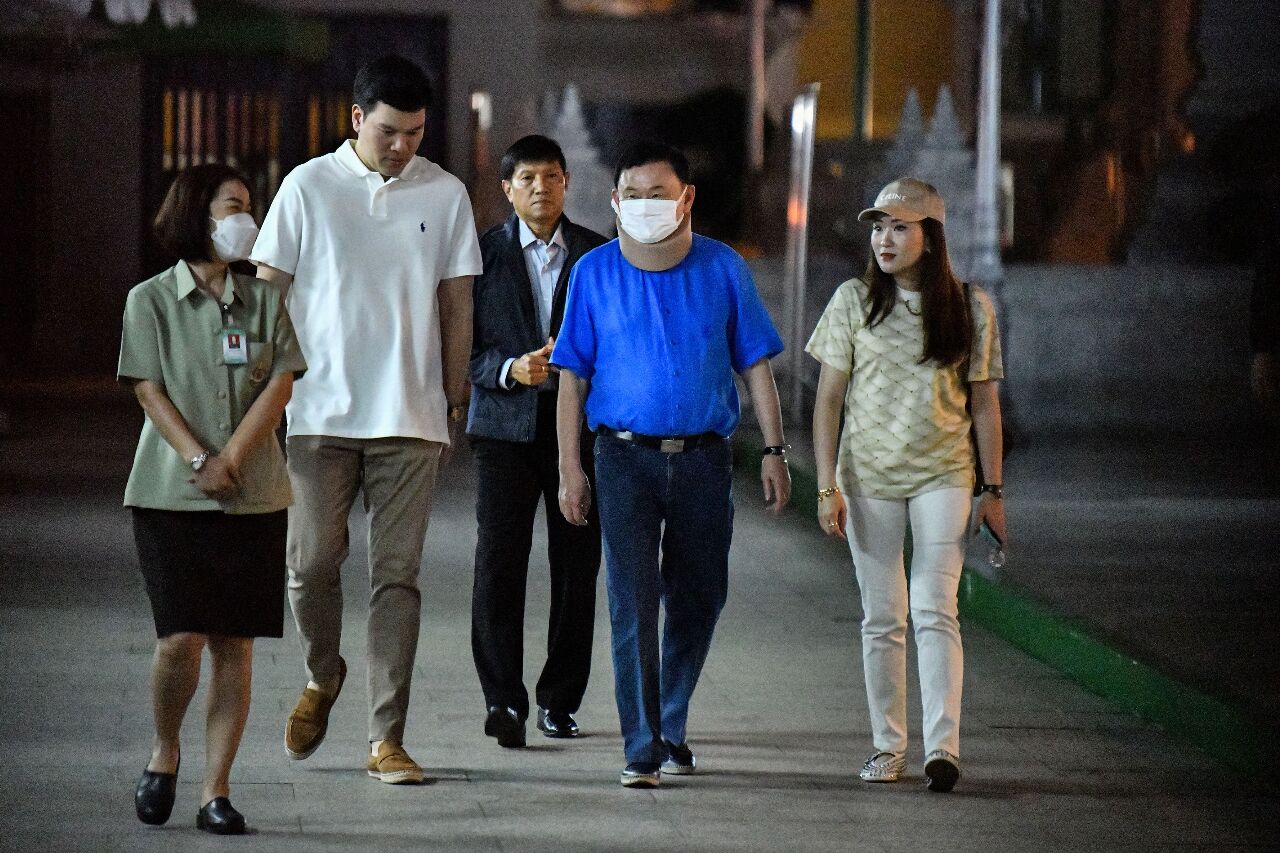 泰國前總理戴克辛現身寺廟 獲釋後首度公開露面