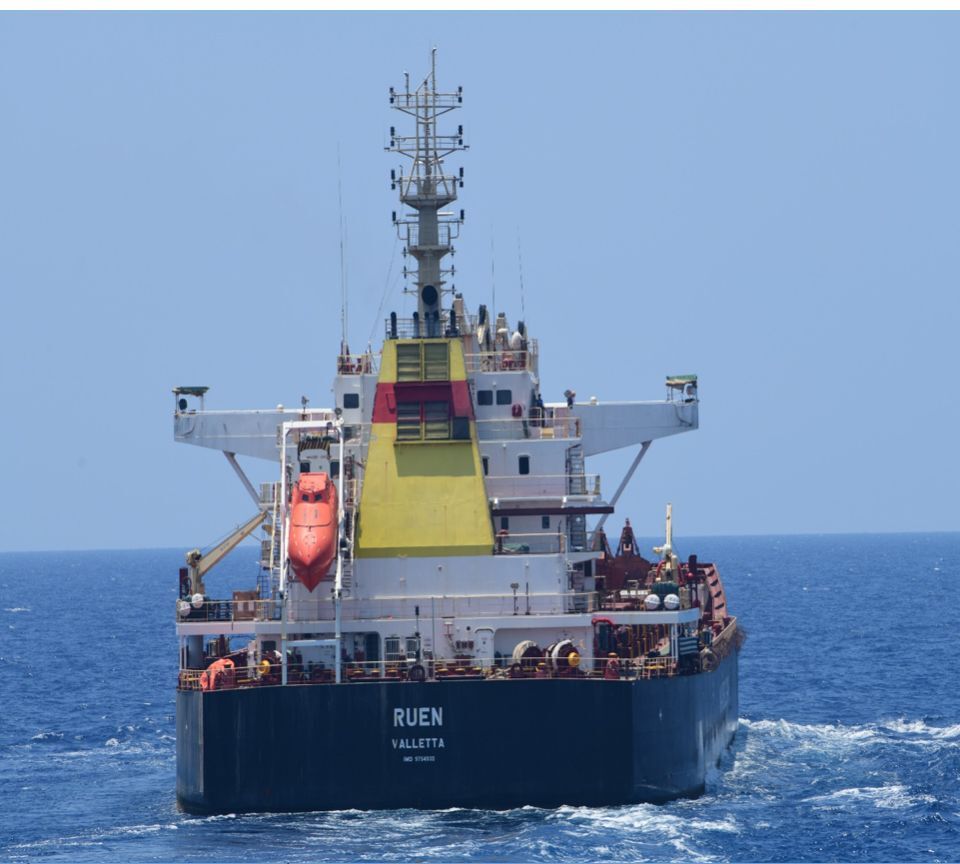 印度海軍攔截被劫持貨船 要求船上索馬利亞海盜投降