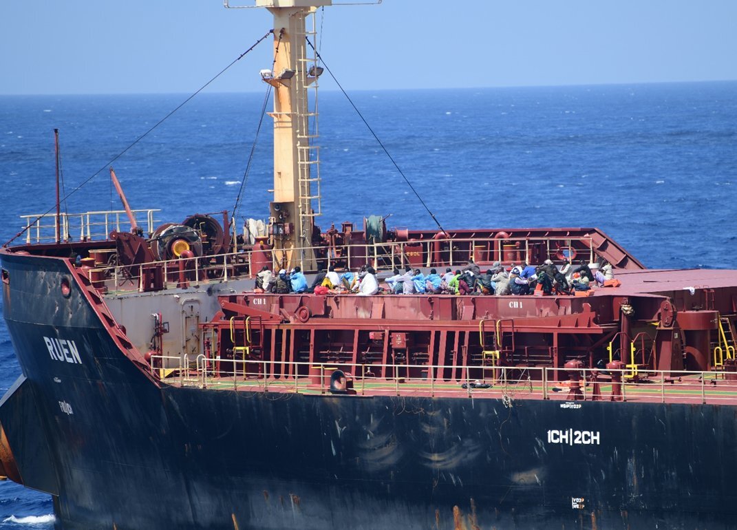 印度海軍制伏索馬利亞海盜 救出17名船員