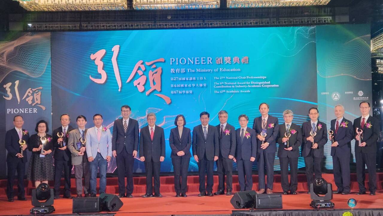 頒發國家講座 總統勉得獎者「帶給世界一個更繁榮進步台灣」