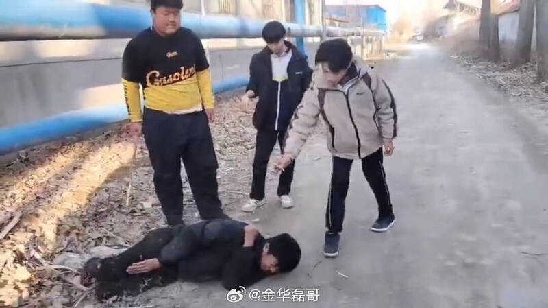 中國再傳霸凌 山東中學生遭圍毆口中被強塞垃圾
