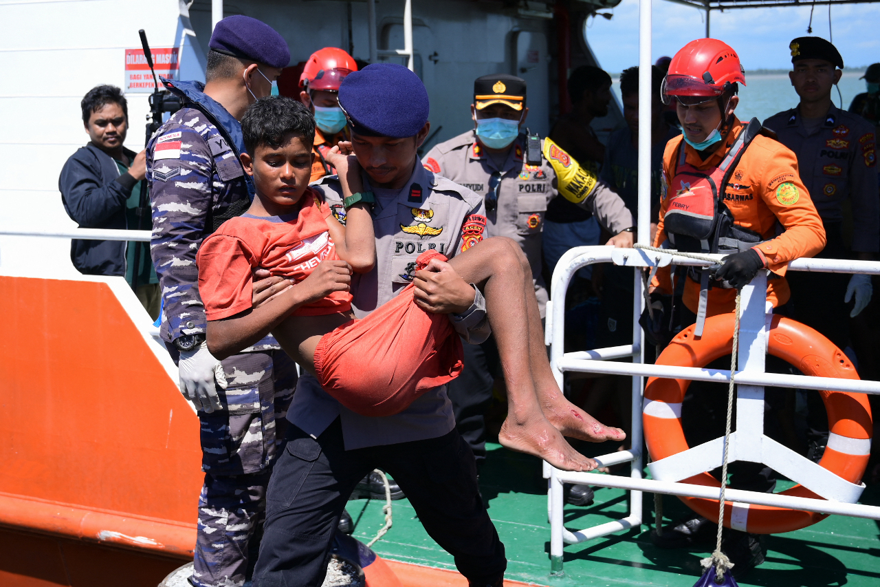 洛興雅難民船翻覆75人獲救 印尼宣布搜救結束