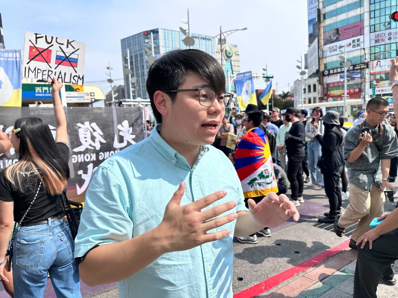 遭香港政府通緝的香港前區議員李文浩指出，希望自由民主社會聯盟制裁失去公正審理功能的香港法官，展現民主聯盟的團結來阻止中共。(謝佳興 攝)
