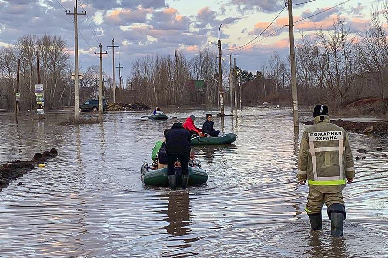 俄國中部城市奧爾斯克遭洪水侵襲 緊急疏散700多人