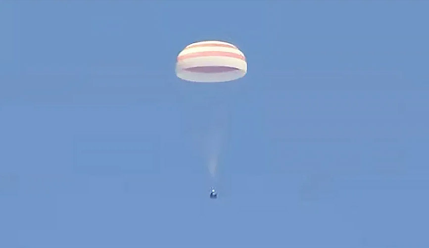 俄太空降落艙載3名太空人 安全降落哈薩克偏遠小鎮