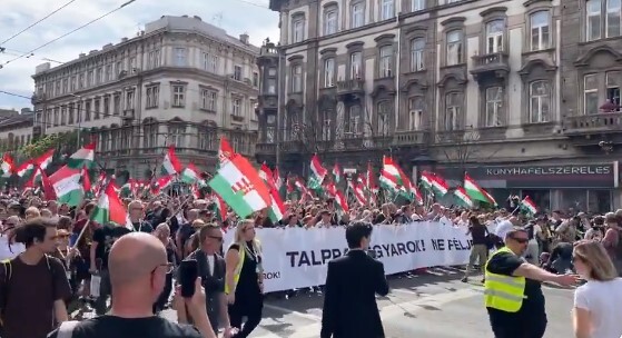 數萬匈牙利民眾走上街頭 要求總理奧班下台