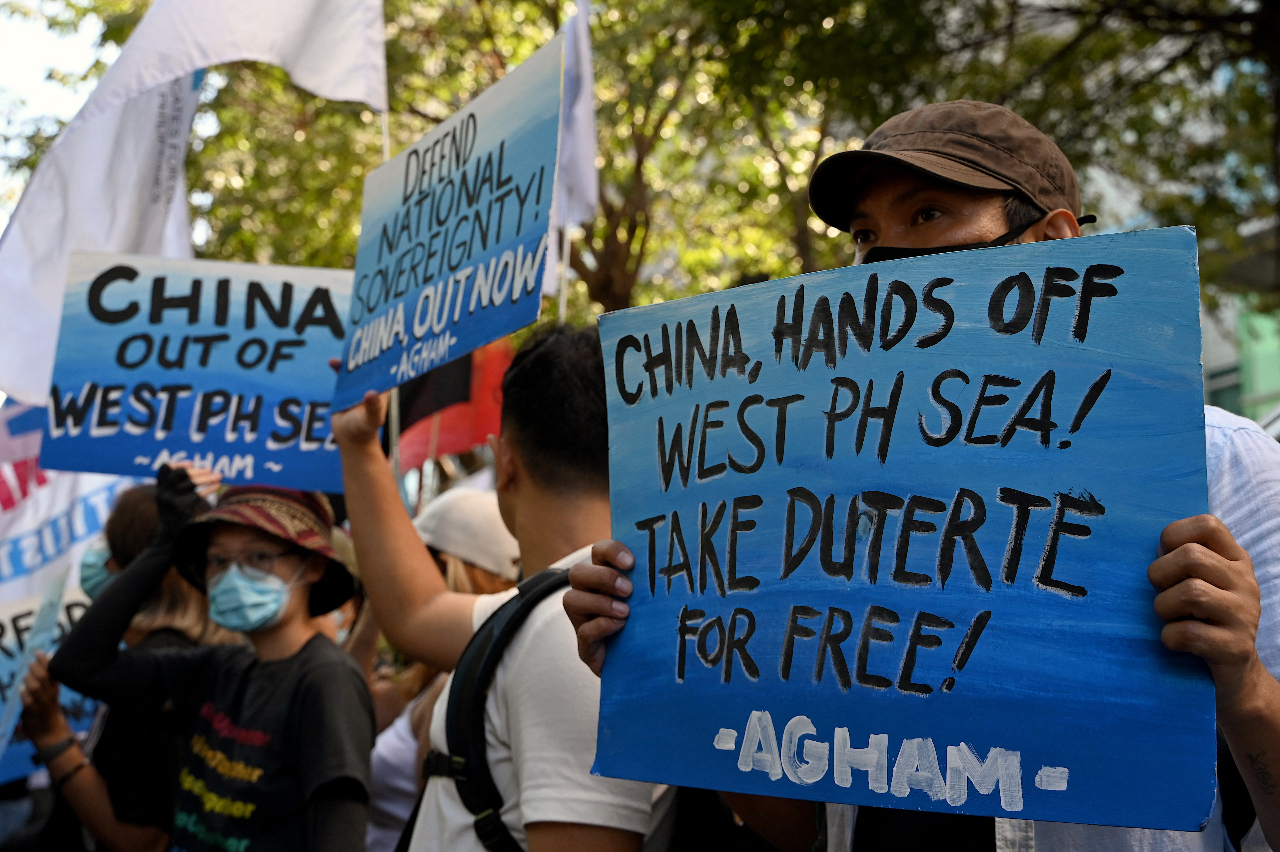 中國駐菲大使館前爆發示威行動 抗議者踐踏習近平肖像