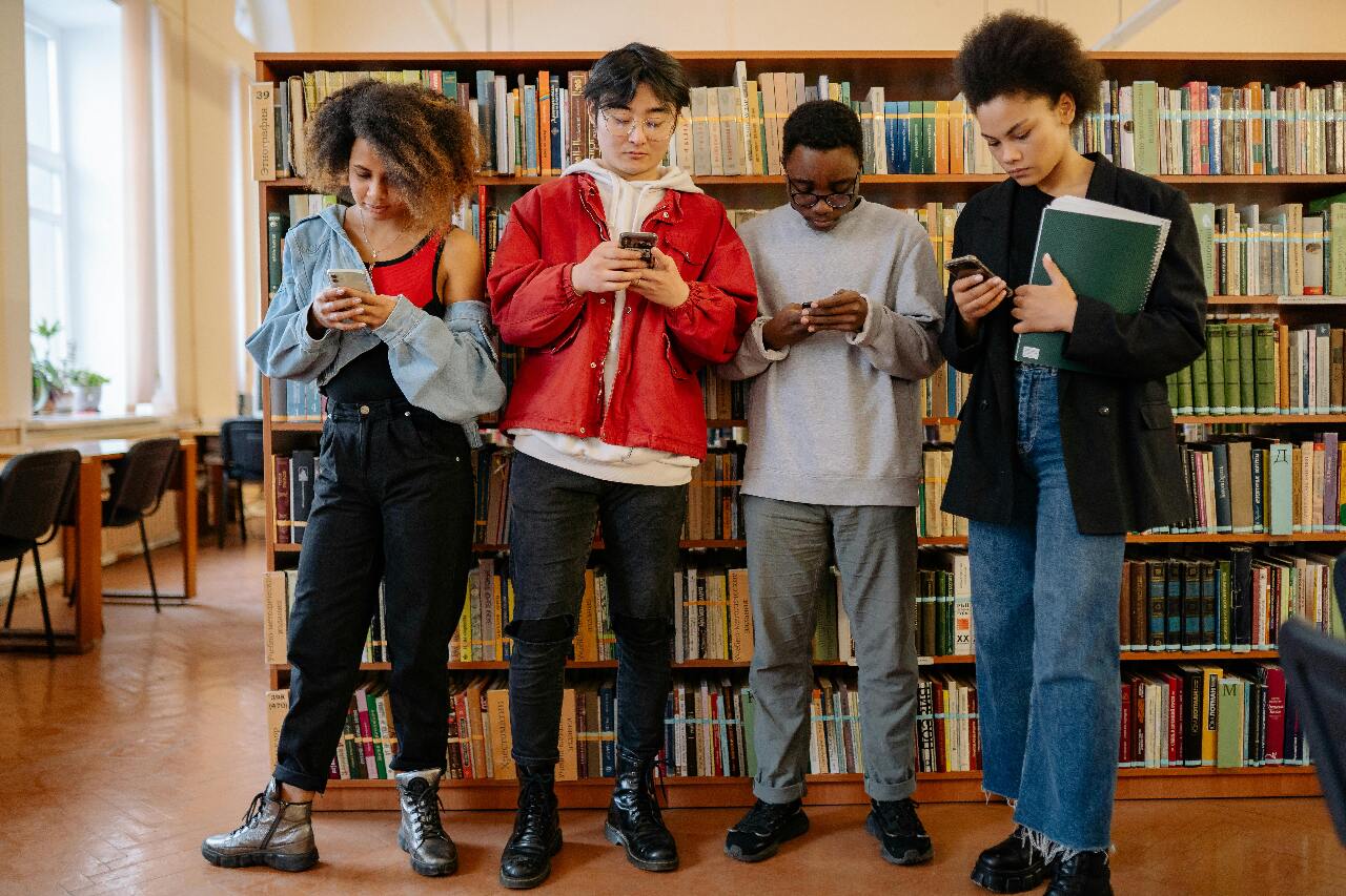 青少年網路霸凌頻傳 法國教育部長提議手機禁入校園