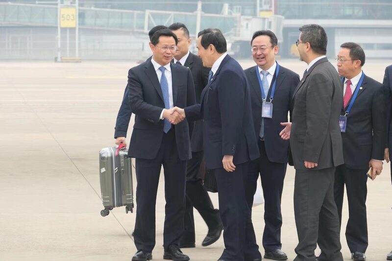 前總統馬英九（左二）11日上午在北京首都機場向來送機的國台辦副主任潘賢掌（左）等人握手致意告別。中央社記者呂佳蓉北京攝  113年4月11日 (圖：中央社)