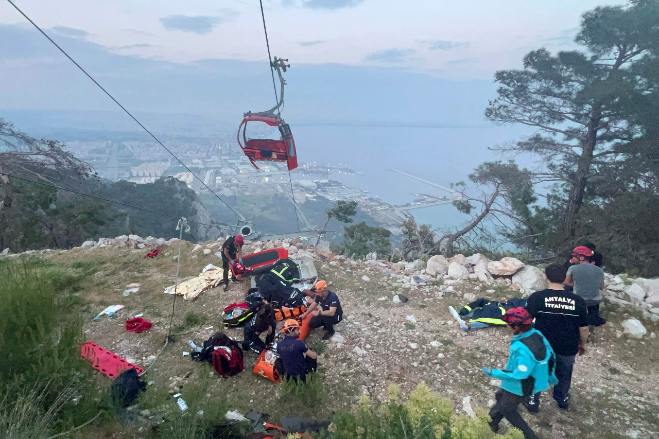 土耳其南部纜車事故 1死10傷60多人仍受困