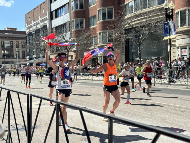 波士頓馬拉松晴空下登場 台灣跑者舉國旗衝線