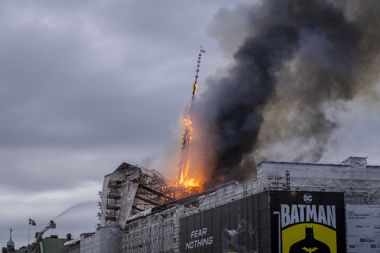 哥本哈根400年歷史地標證交所建築大火 火勢已獲控制