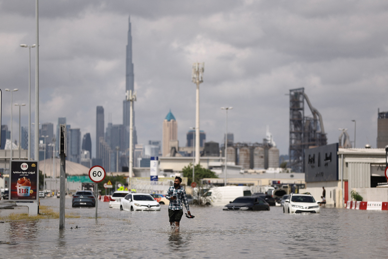 暴雨襲杜拜降下2年雨量 公路遭大水淹沒班機延誤