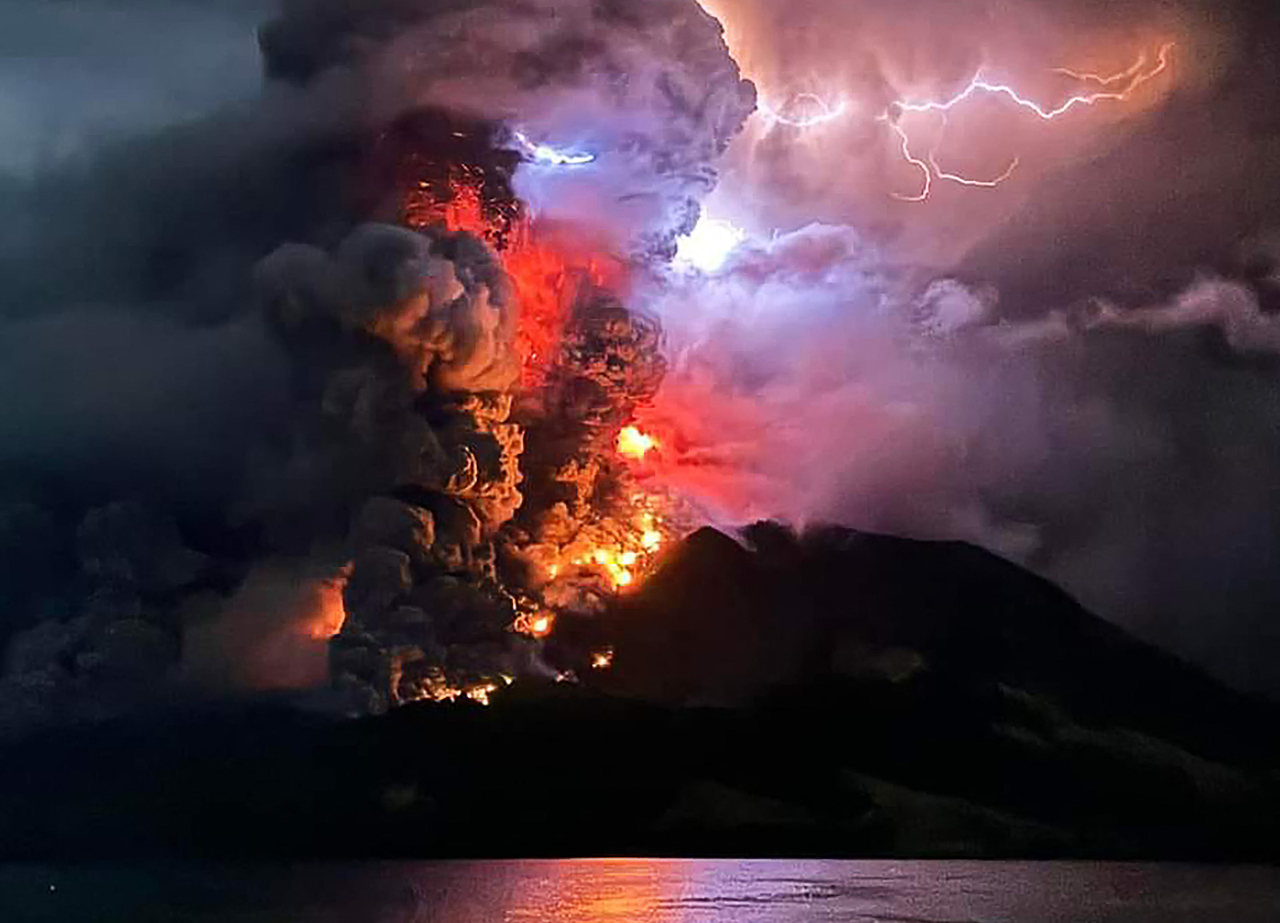 印尼魯仰火山5度噴發恐發生海嘯 逾萬人急撤
