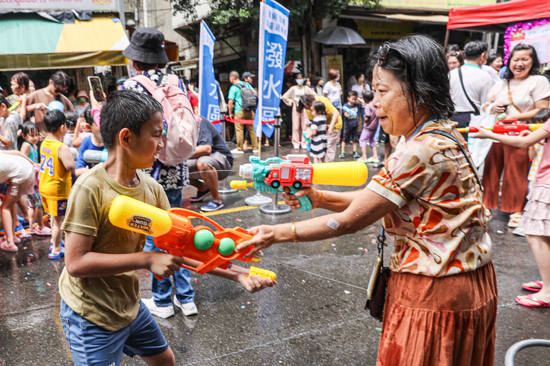 中和緬甸新年浴佛人潮勝往年 大人小孩瘋玩水槍
