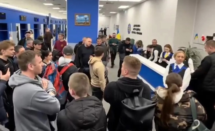基輔暫停更新護照 波蘭境內烏克蘭役男不滿