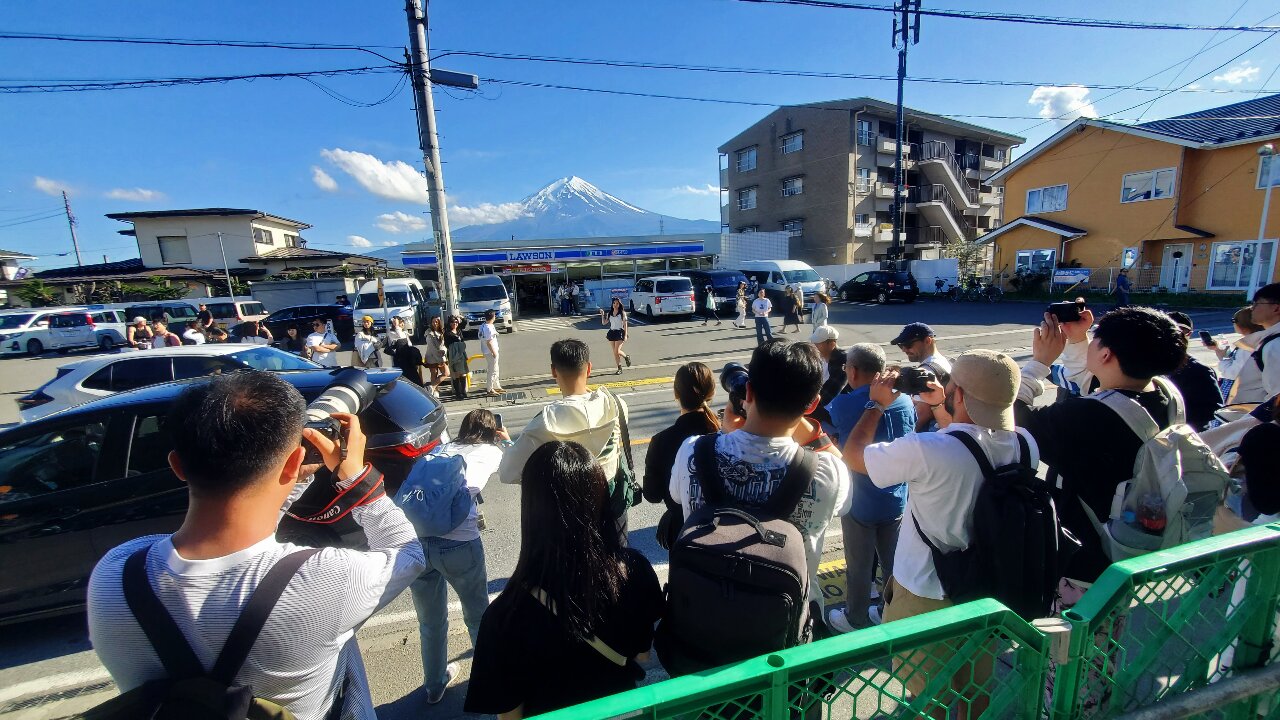 河口湖架黑布擋富士山 苦主抱怨遊客脫序行為