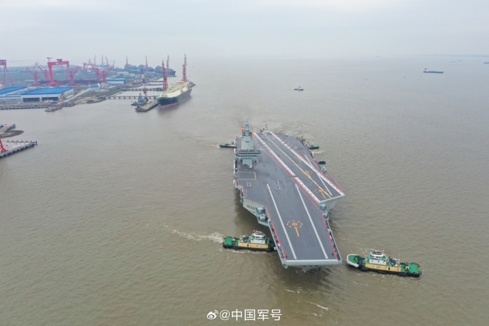 中國福建號航母進行首度海試