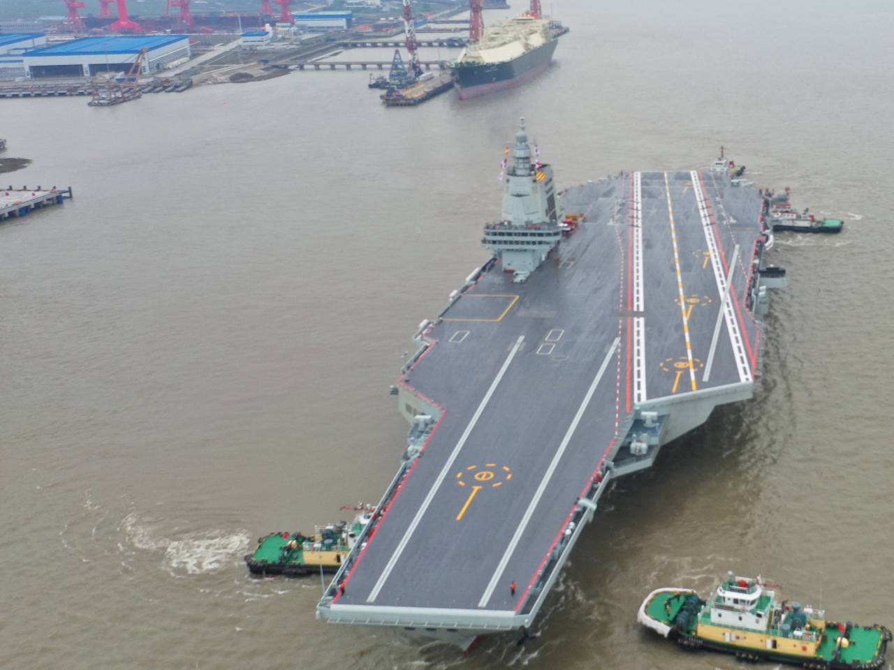 福建號完成首度海試 返回上海船廠碼頭
