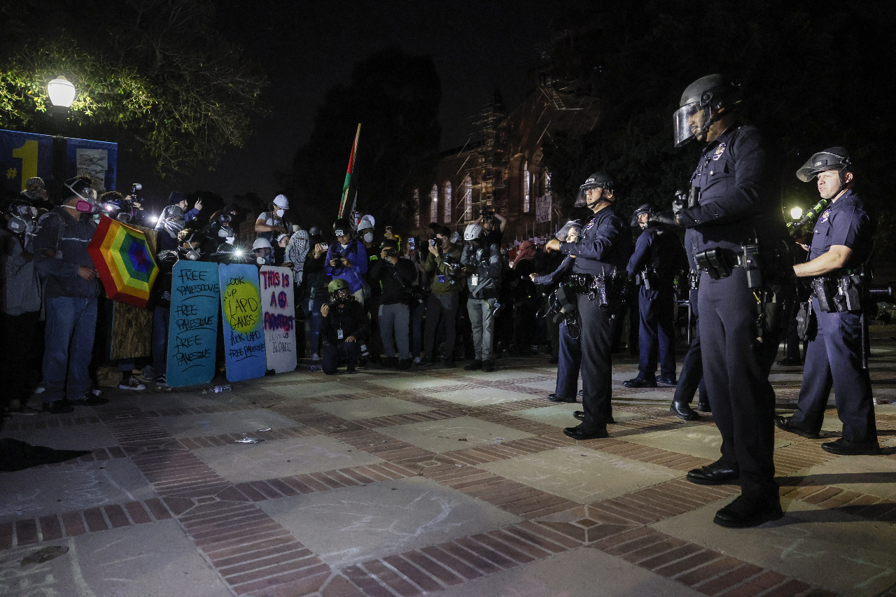 洛杉磯警方進入UCLA清場 抗議者與警方緊張對峙