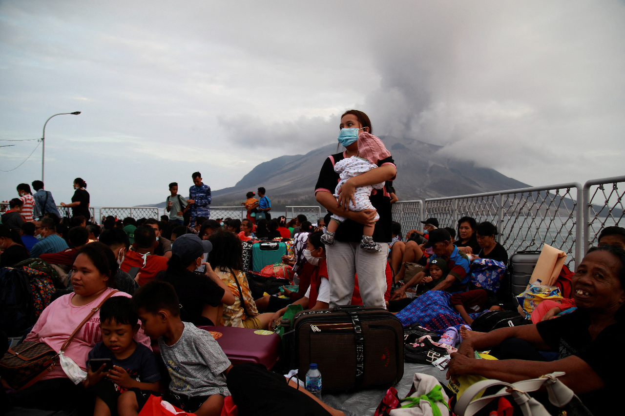 印尼魯仰火山噴不停 近萬居民被迫永久搬離