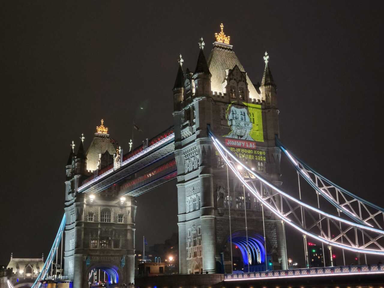 世界新聞自由日前夕 支持黎智英標語照亮倫敦橋