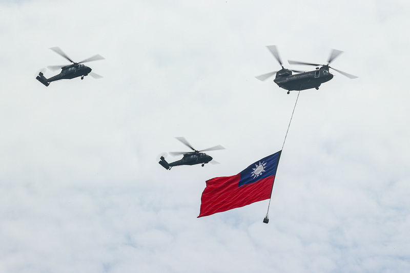 520總統副總統就職典禮進入倒數階段，國軍7日在桃園龍潭進行520就職典禮國旗機隊第一次全兵力組合訓練，國旗梯隊由吊掛巨幅國旗的1架CH-47SD契努克運輸直升機與2架擔任護衛機的UH-60M黑鷹直升機組成編隊。中央社記者鄭清元攝  113年5月7日 (圖：中央社)