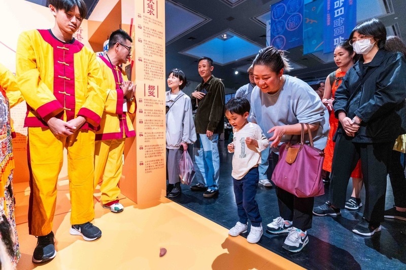 新港奉天宮媽祖出差京都 吸引日本民眾挑戰擲聖筊