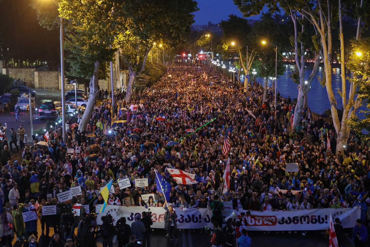 喬治亞5萬民眾首都集會 抗議境外影響力法案