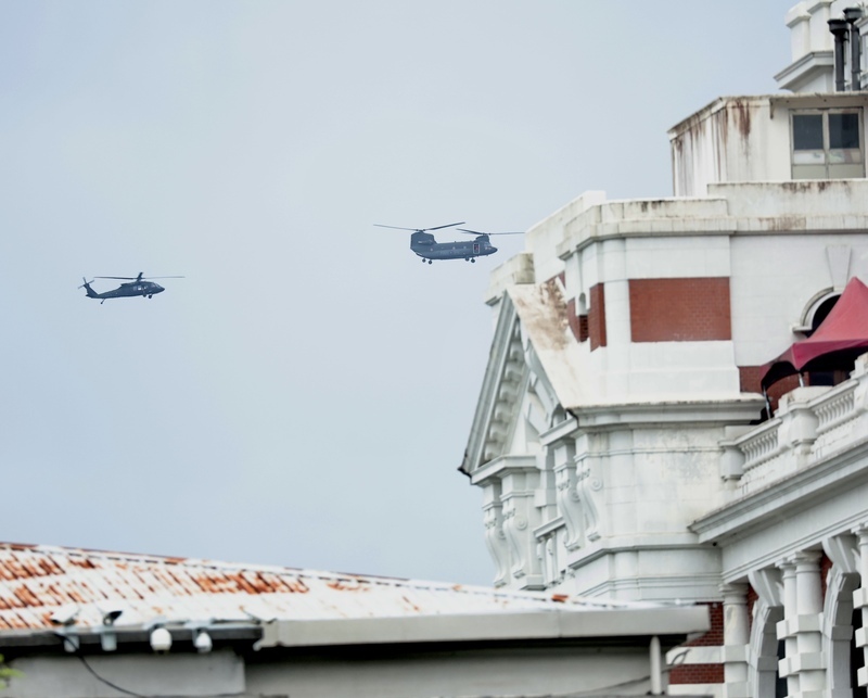 520總統、副總統就職典禮國軍空中兵力預演13日早晨登場，陸軍出動CH-47SD契努克運輸直升機（右）、UH-60M黑鷹直升機（左）通過總統府上空。中央社記者張皓安攝  113年5月13日 (圖：中央社)