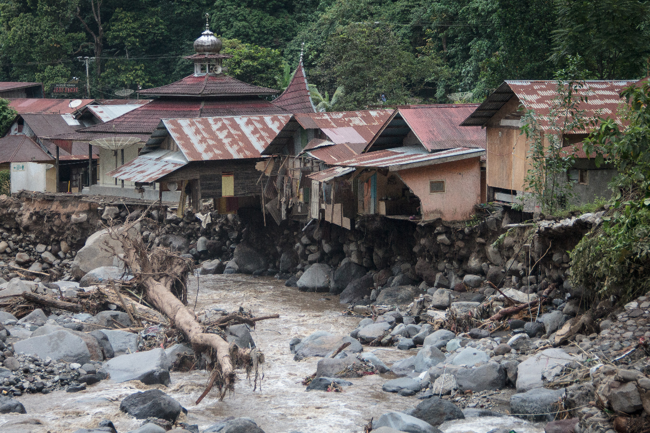 印尼西部暴洪及火山泥流災情 增至34死16失蹤