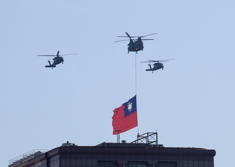 520就職典禮空中全兵力預演 巨幅國旗飛越總統府