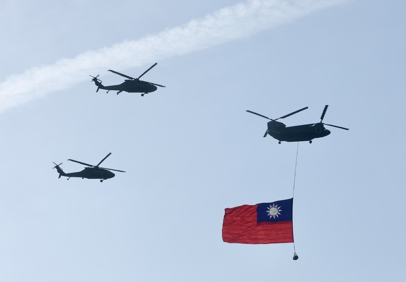 520總統副總統就職典禮國軍空中全兵力預演15日早晨登場，陸軍CH-47SD契努克運輸直升機吊掛巨幅國旗飛越總統府前上空。中央社記者張皓安攝  113年5月15日 (圖：中央社)
