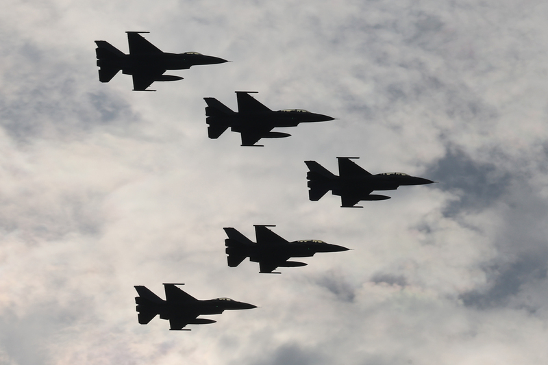 520總統副總統就職典禮將至，國軍17日早晨進行第2次就職典禮空中全兵力預演，5架F-16V（blk20）戰機編隊飛越總統府上方。中央社記者趙世勳攝  113年5月17日 (圖：中央社)