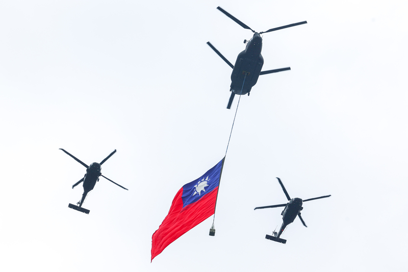 中華民國第16任總統、副總統就職典禮暨慶祝大會20日在總統府舉行，唱國歌時，國軍CH-47SD契努克運輸直升機吊掛巨幅國旗，並由2架UH-60M黑鷹直升機護衛飛越總統府上空。中央社記者王騰毅攝  113年5月20日 (圖：中央社)