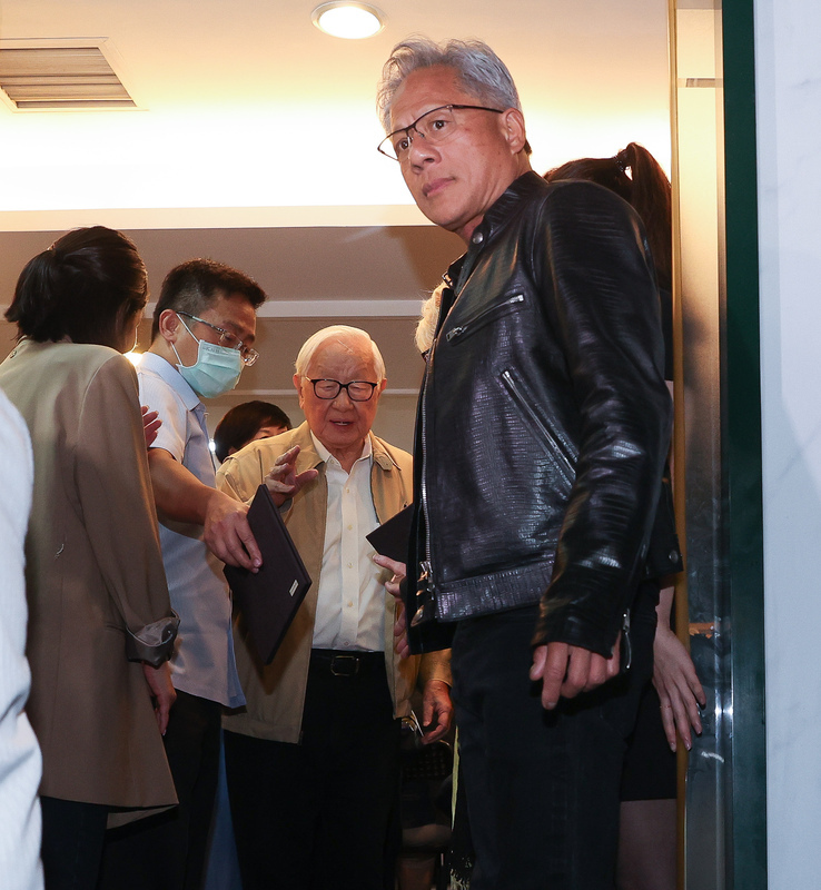 兆元大咖攜手逛夜市!黃仁勳與科技大老餐敘 拉張忠謀林百里續攤
