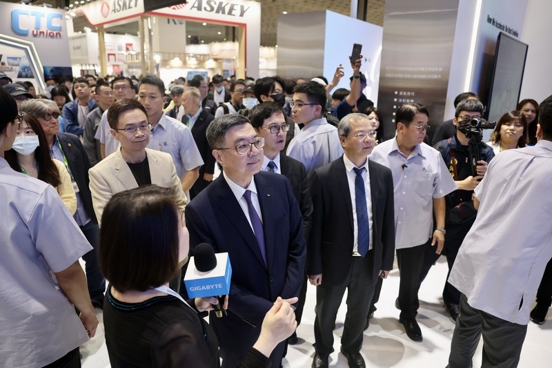 參觀台北國際電腦展 卓榮泰：政府全力協助台灣產業