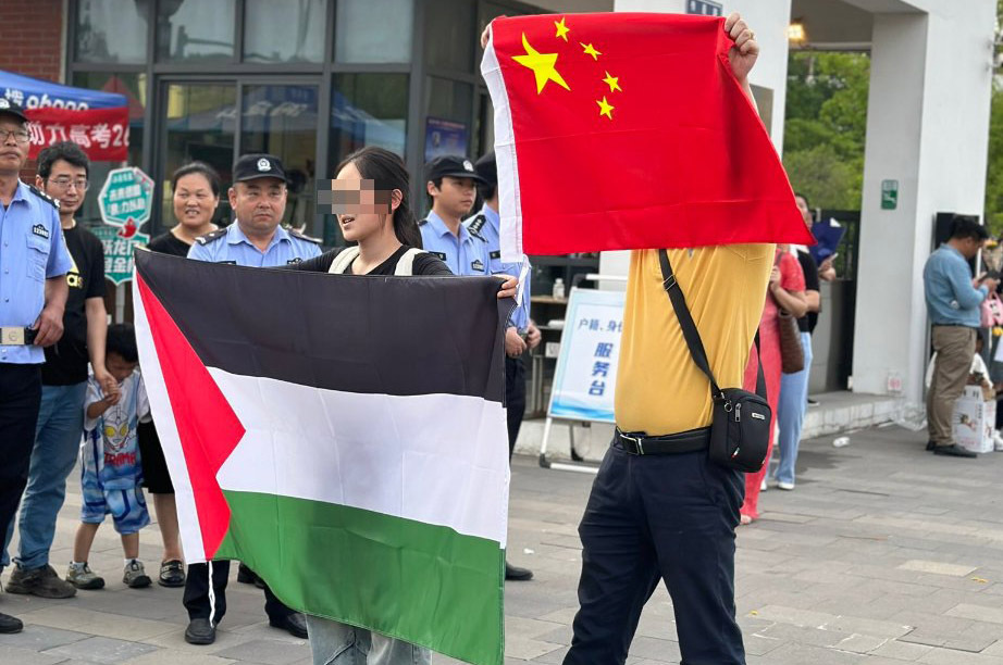 中國大學入學考完 多名考生秀巴勒斯坦國旗聲援