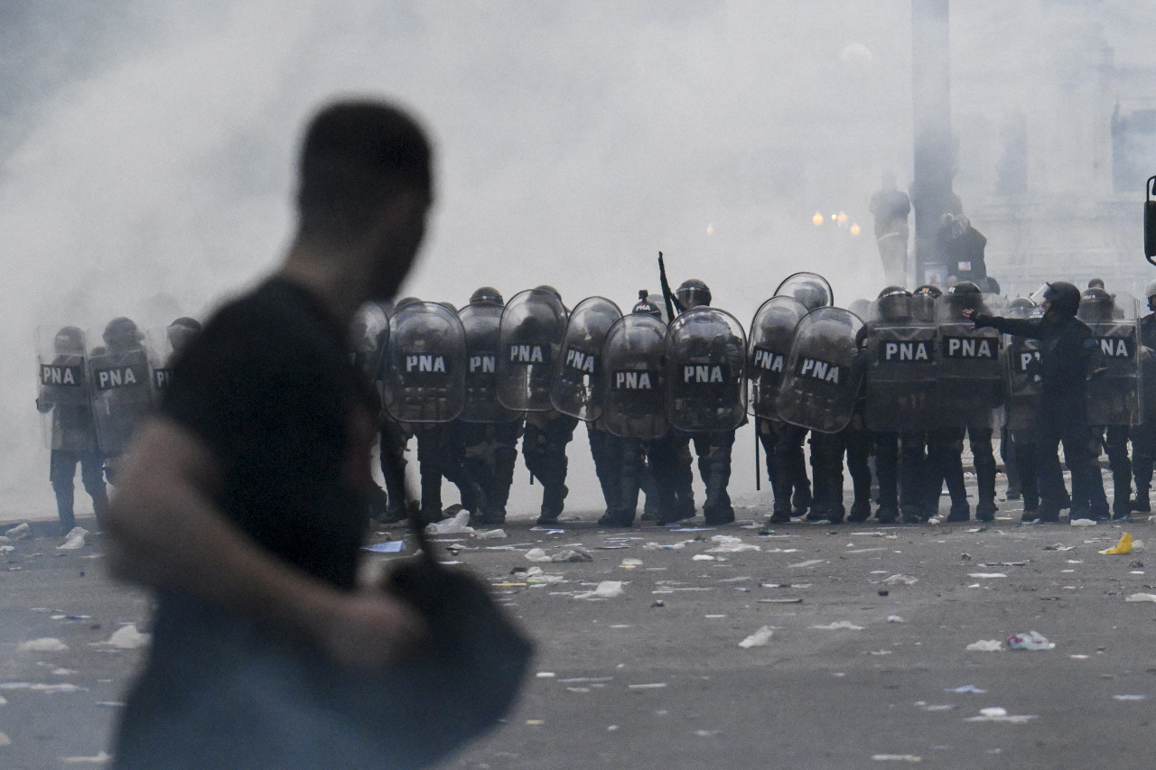 阿根廷國會外經改示威爆衝突 警方催淚瓦斯驅離