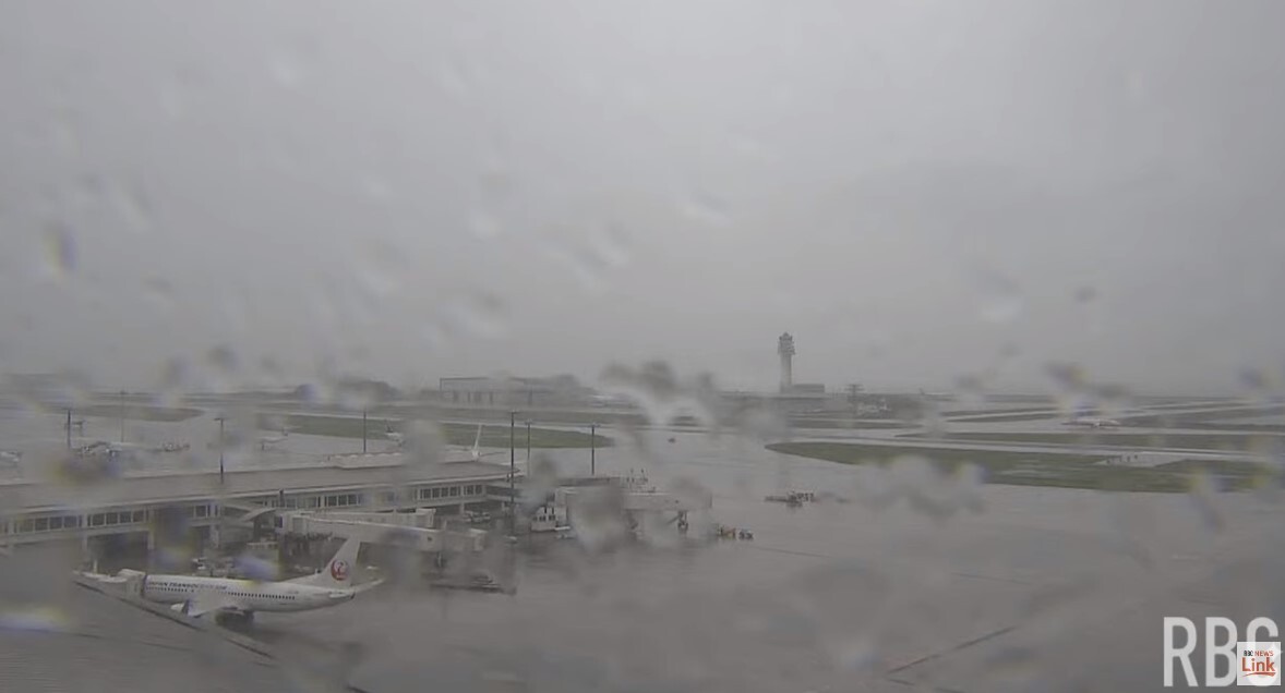 那霸機場地勤大雨中斷 部分航機被迫暫停滑行道