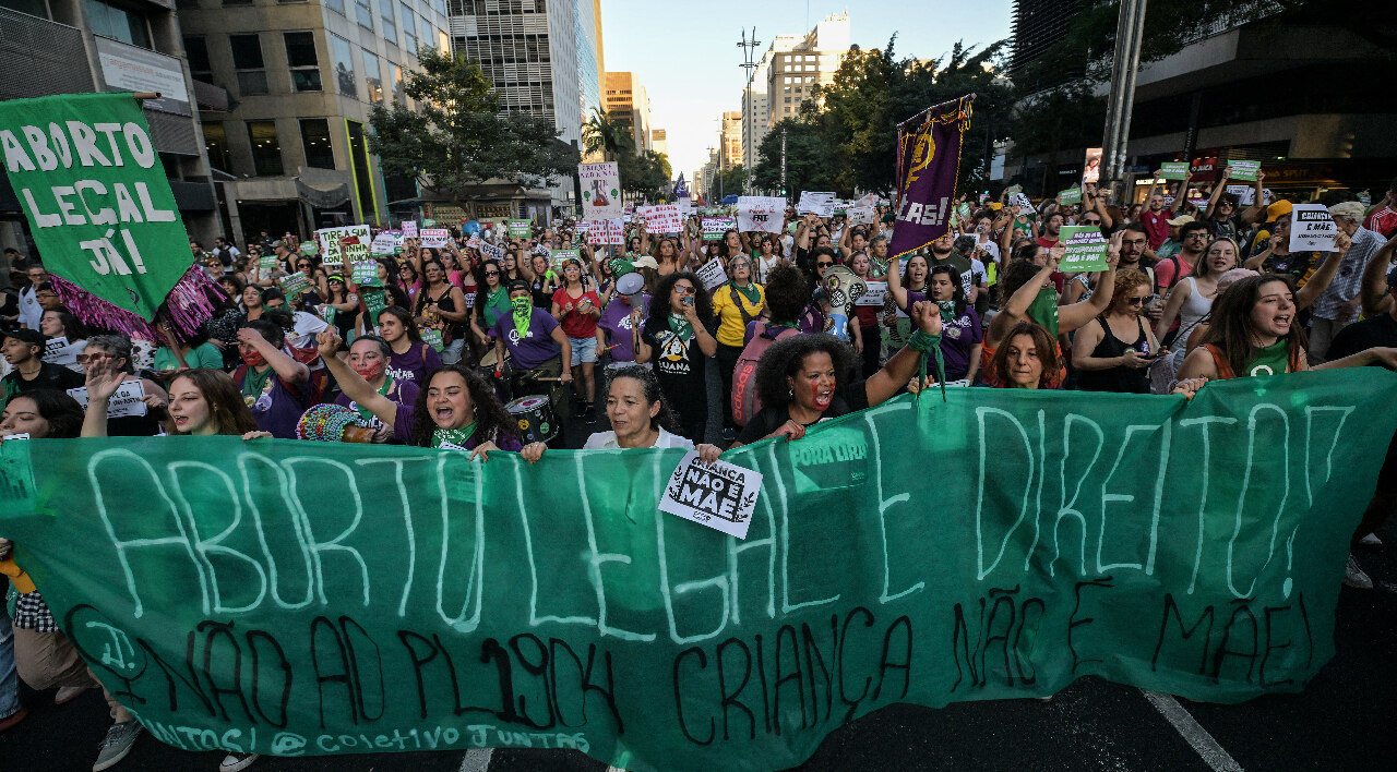 反對國會推嚴苛墮胎法 巴西大批民眾上街示威