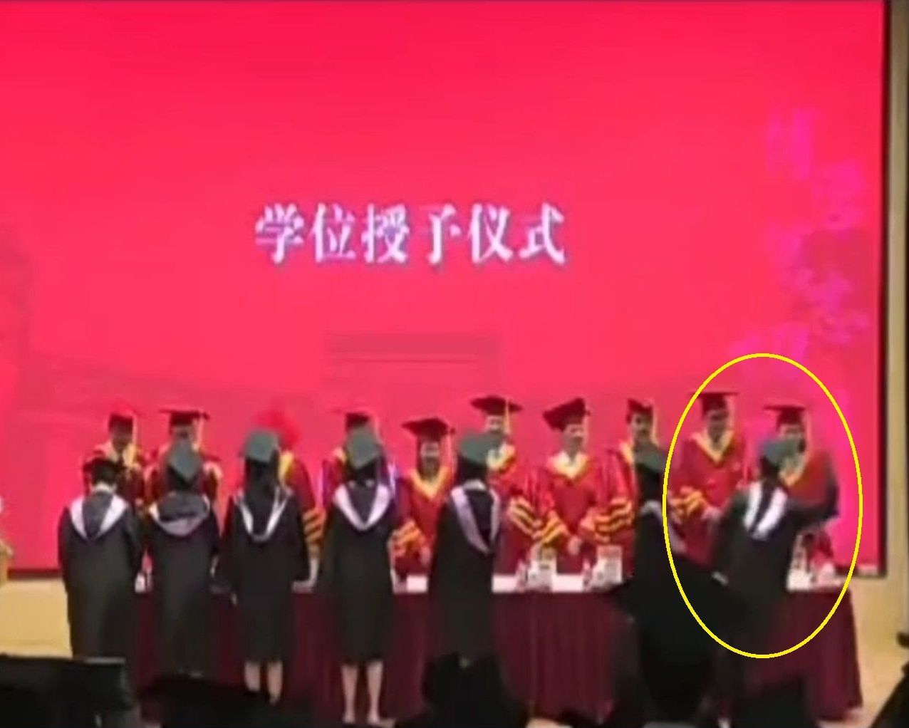上海復旦大學畢業典禮 驚傳學生打老師還打錯人