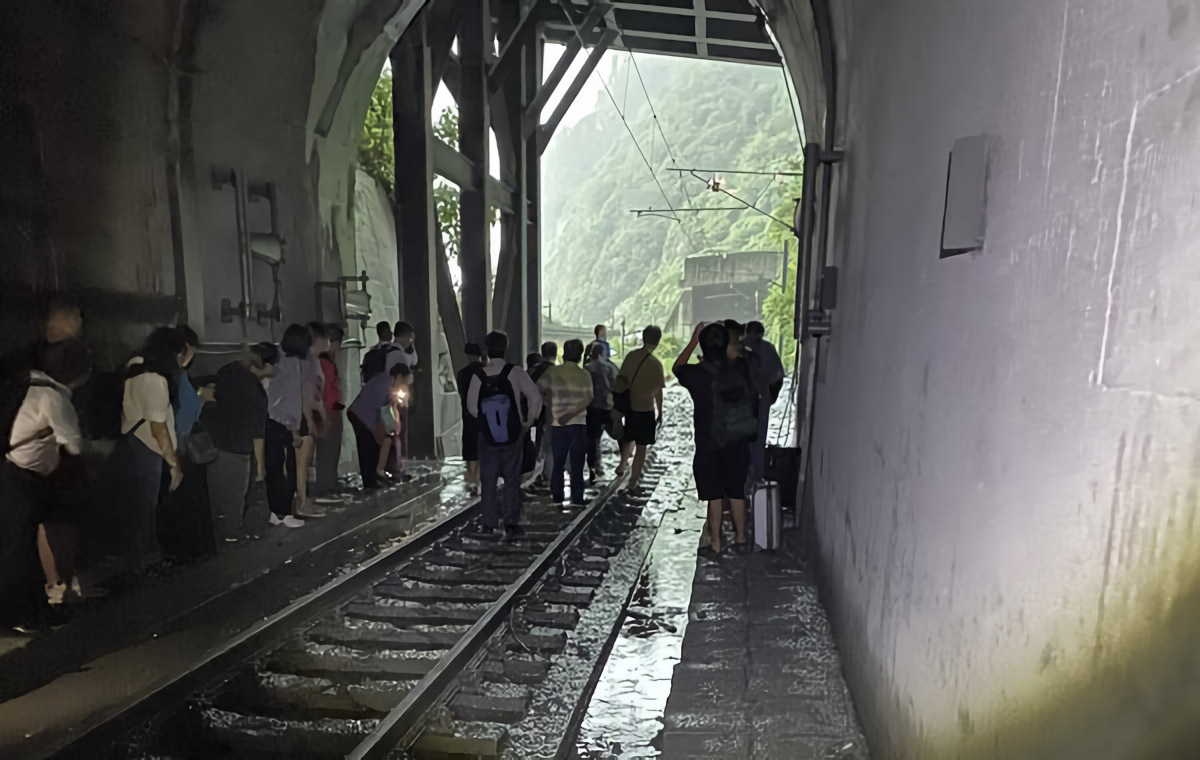 台鐵新自強號和仁段撞擊落石 列車停靠清水隧道內