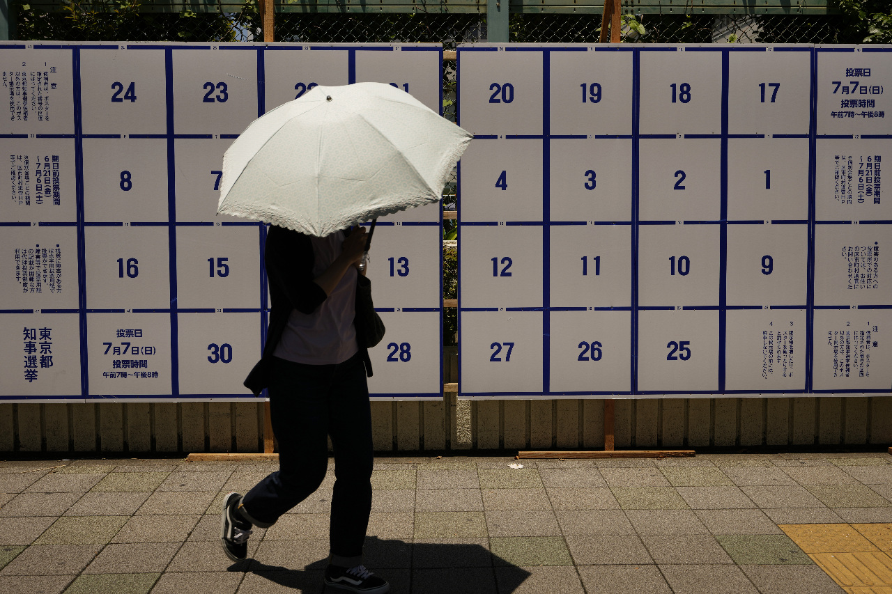 日本東京都知事選舉海報太超過 警方警告後撤除