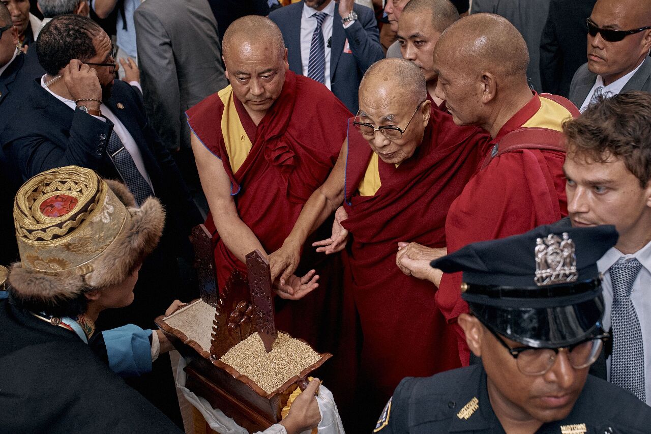 達賴喇嘛抵美 接受膝蓋治療